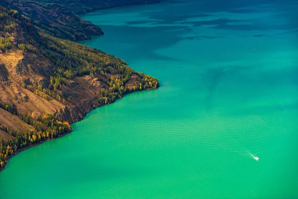 Xinjiang Kanas vista del pesce che domina il paesaggio — Foto Stock