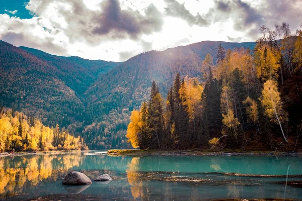 Xinjiang Kanas floden landskap — Stockfoto