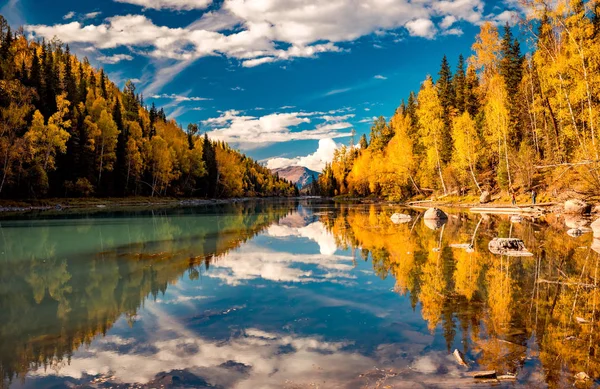 Paysage de la rivière Kanas du Xinjiang — Photo