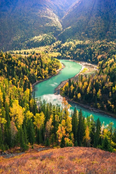 Xinjiang Kanas floden Moon Bay hösten landskap — Stockfoto