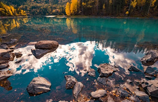 Paisagem do rio Xinjiang Kanas — Fotografia de Stock