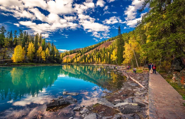 Xinjiang Kanas floden landskap — Stockfoto