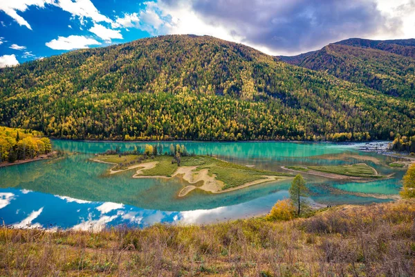 Xinjiang Kanas River Paisaje otoñal —  Fotos de Stock