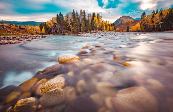 Xinjiang Hemu dorp herfst landschap — Stockfoto