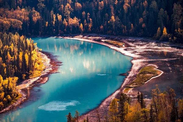 新疆喀纳斯河月亮湾秋天风景 — 图库照片