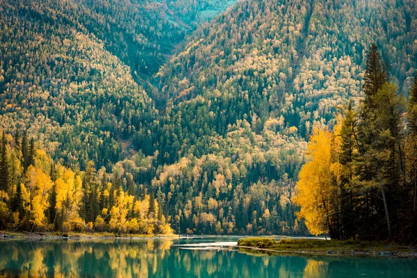 Paisagem do rio Xinjiang Kanas — Fotografia de Stock