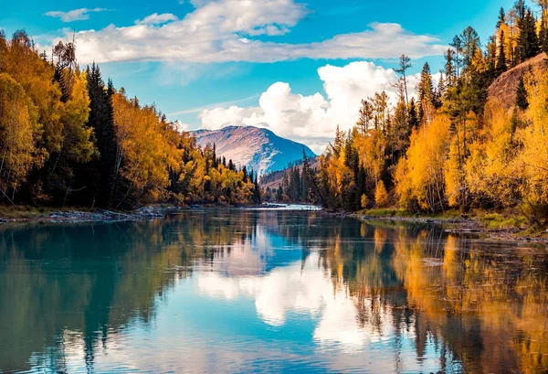 Xinjiang Kanas rivier landschap — Stockfoto