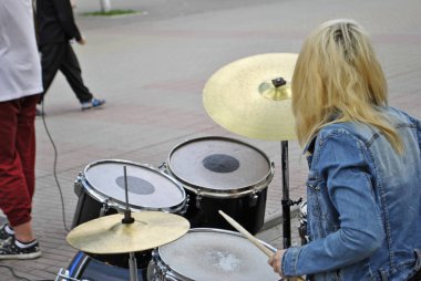 Kız davul çalıyor..