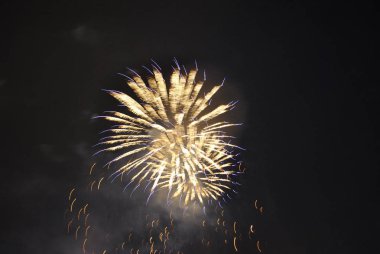 Renkli selam, büyük patlamalar gece gökyüzünde farklı renklerde, güzel bir şekilde havada çözülüyor..