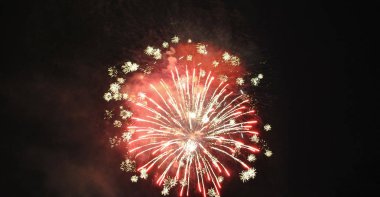 Renkli selam, büyük patlamalar gece gökyüzünde farklı renklerde, güzel bir şekilde havada çözülüyor..