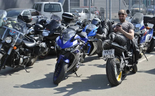 Estacionamento Motocicletas Seu Motociclista Está Uniforme Motocicleta Com Óculos Cabeça — Fotografia de Stock