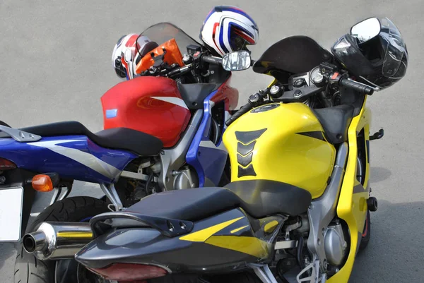 Deux Similaires Élégant Stand Moto Proximité Sur Guidon Une Moto — Photo