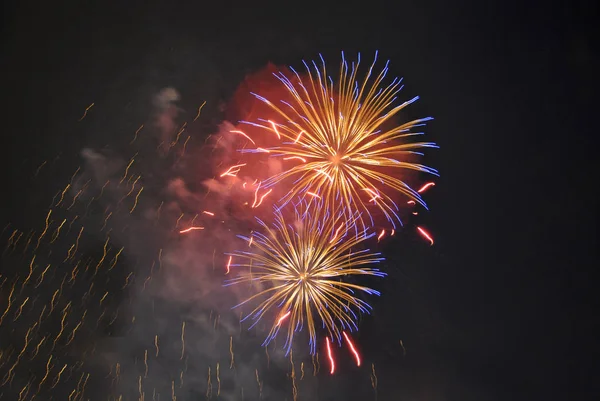 Saudação Colorida Grande Explode Cores Diferentes Céu Noturno Lindamente Dissolvendo — Fotografia de Stock