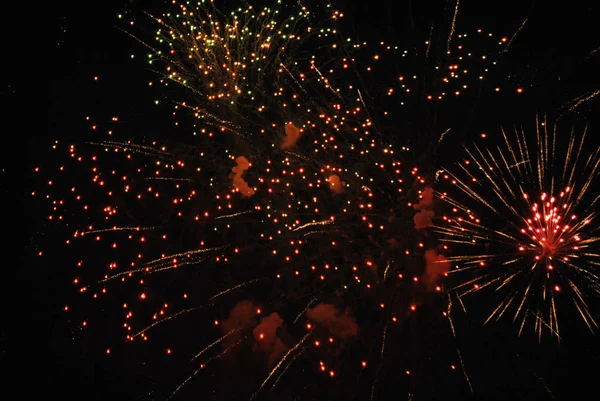 Πολύχρωμο Χαιρετισμό Μεγάλη Εκρήξεις Διάφορα Χρώματα Στο Νυχτερινό Ουρανό Όμορφα — Φωτογραφία Αρχείου