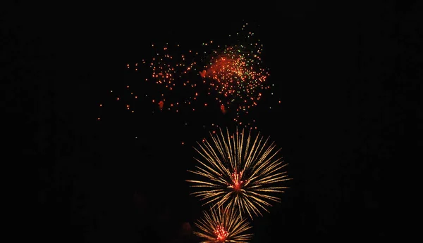 Saudação Colorida Grande Explode Cores Diferentes Céu Noturno Lindamente Dissolvendo — Fotografia de Stock