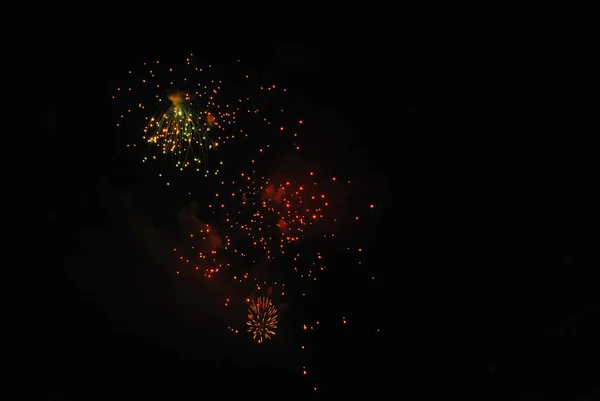 五颜六色的敬礼 在夜空中 各种颜色的大爆炸 在空中美丽地融化了 — 图库照片