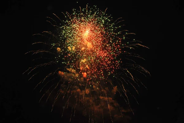 Πολύχρωμο Χαιρετισμό Μεγάλη Εκρήξεις Διάφορα Χρώματα Στο Νυχτερινό Ουρανό Όμορφα — Φωτογραφία Αρχείου