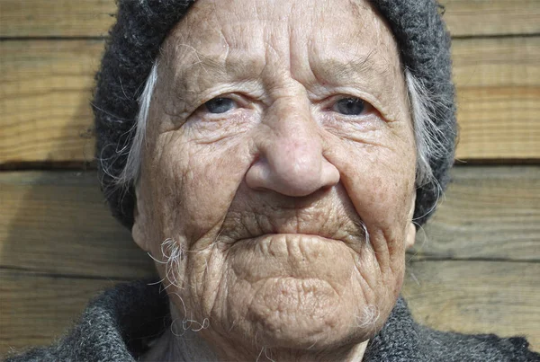 Abuela Mira Cámara Cabeza Sombrero Gris Con Una Chaqueta Gris Fotos de stock