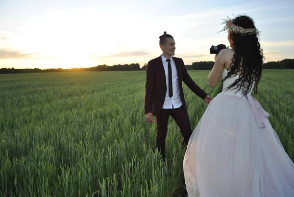 Bröllopspar Fotografering Ett Vetefält Bruden Skjuter Brudgummen Kameran Mot Solnedgången — Stockfoto