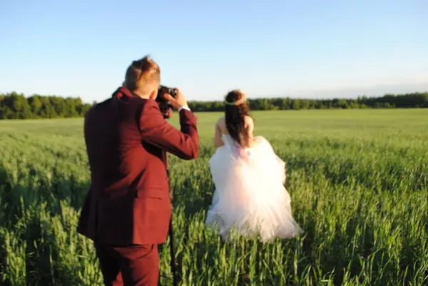 Bröllopspar Fotografering Ett Vetefält Brudgummen Tar Bruden Framför Kameran — Stockfoto