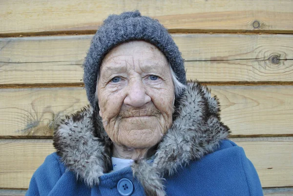 Yaşlı Bir Büyükanne Kameraya Bakıyor Kürklü Sıcak Bir Palto Giymişti — Stok fotoğraf