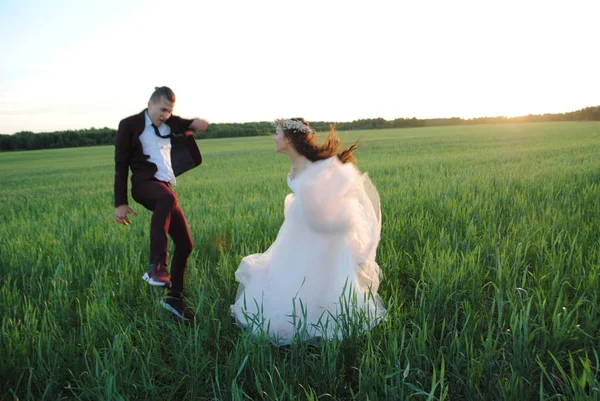 Bröllopspar Dansar Ett Vetefält Nygifta Vid Fotografering — Stockfoto
