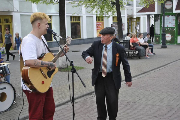 俄罗斯车里雅宾斯克 2019年5月10日 一个音乐团体的音乐会 一个年老的祖父随着音乐跳舞 — 图库照片