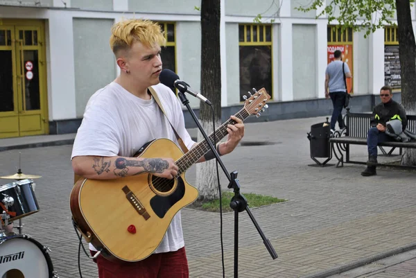 Chelyabinsk Russia May 2019 Guy Plays Guitar Performs Song — Stock Photo, Image