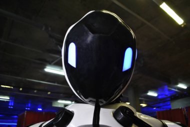Mavi gözlü bir robot kameraya bakıyor..