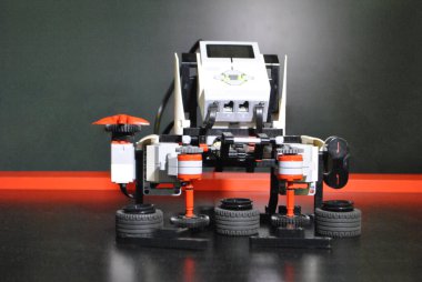 İnşaatçının süpürgesi. Yapıcının yakın plan görüntüsü.