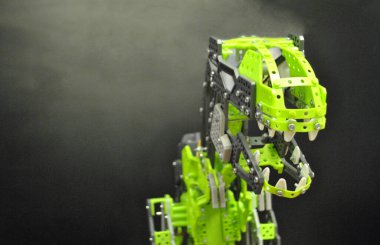 İnşaatçıdan dinozor. Plastik parçalardan yapılmış ev yapımı dinozor..