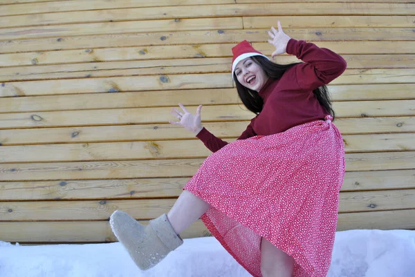 Young Girl Maroon Clothes Smiles Camera Girl Raises Her Leg — Stock Photo, Image