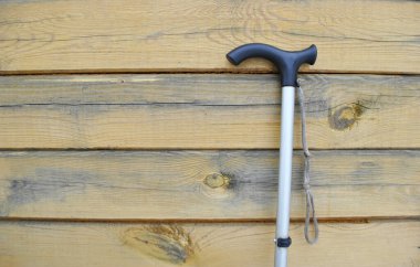 Tahta bir arka plandaki bastona yakın plan..