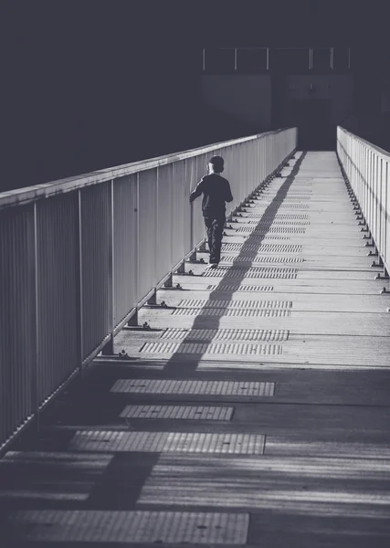 Kind fährt über Brücke — Stockfoto