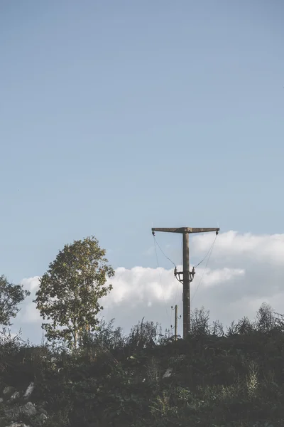 Электрический столб в сельской местности — стоковое фото