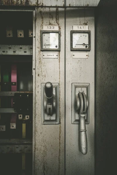 Caixa de electricidade numa central eléctrica — Fotografia de Stock