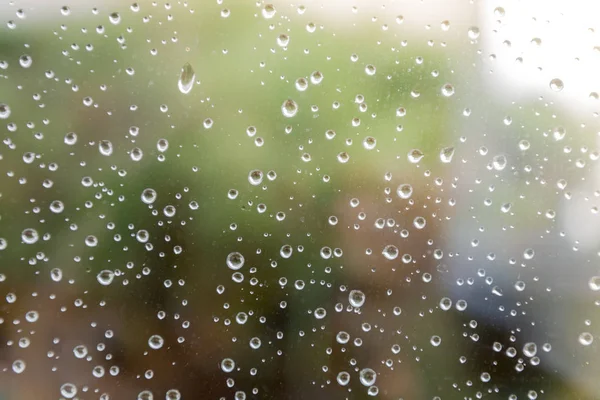 Cae lluvia en la ventana — Foto de Stock