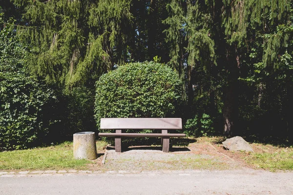 城市公园的长椅 — 图库照片