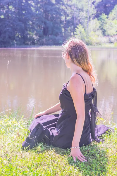 Mulher bonita no lago — Fotografia de Stock