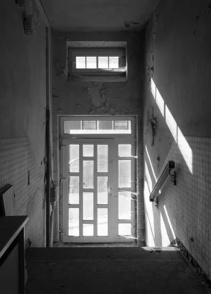 階段とドア — ストック写真