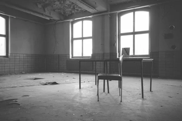 Ancienne salle d'usine avec table et chaise — Photo