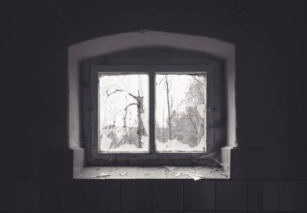 Rotto vecchia finestra cantina — Foto Stock