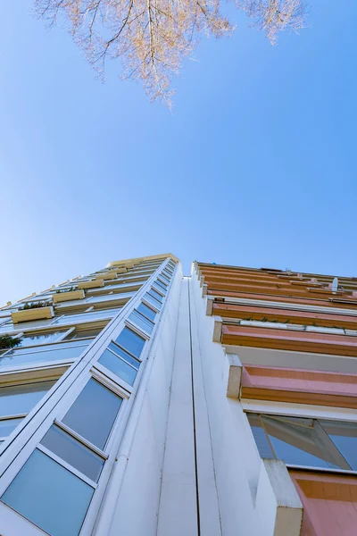 Fachada de la casa con cielo azul —  Fotos de Stock