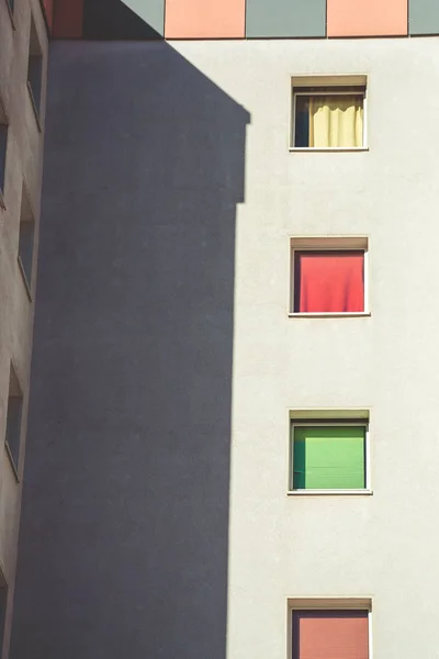 Edificio residencial con ventanas —  Fotos de Stock