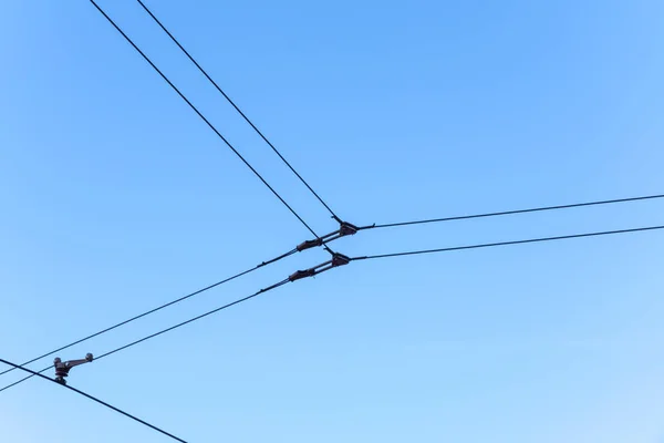 Elektromos villamos vezetékek kék ég ellen — Stock Fotó