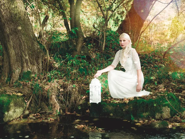 Beyaz kuş güzel genç kadın