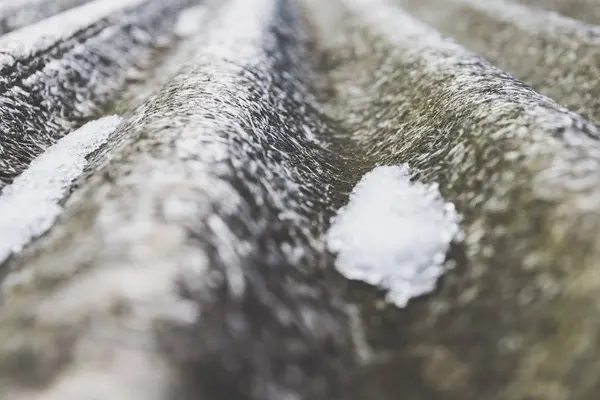 Ferro ondulado com neve — Fotografia de Stock