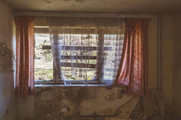 Habitación abandonada con ventana —  Fotos de Stock