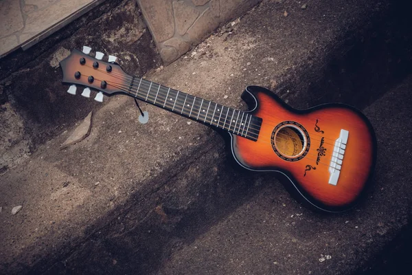 Chitarra acustica in legno all'aperto in una strada — Foto Stock