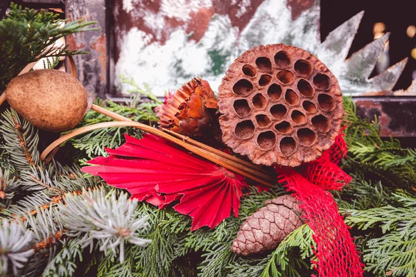 Hermoso arreglo de Navidad con decoración —  Fotos de Stock